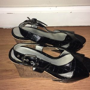 Attention wedge black shoes